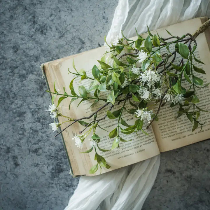 RH 18" Ivy & Tea Leaf w/ White Flowers Spray