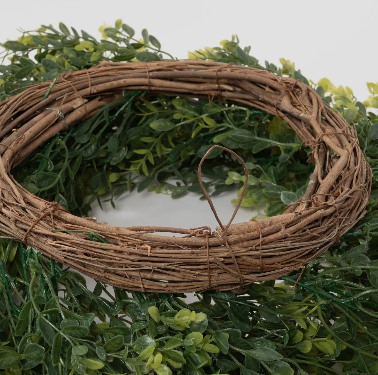 22” Wispy Two-Tone Boxwood Wreath