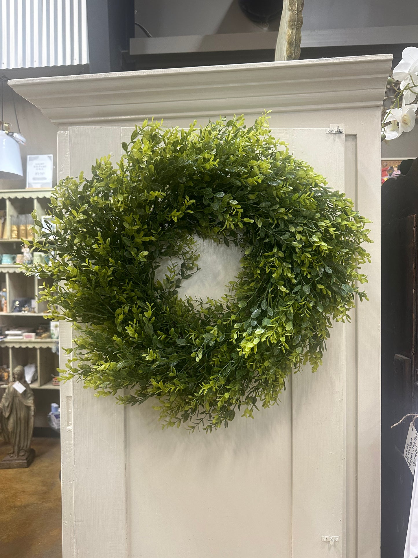 22” Wispy Two-Tone Boxwood Wreath